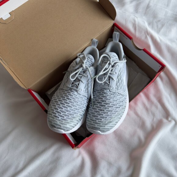 Nike Womens Roshe One Flyknit Pure Platinum/White/Cool Grey Size 6 - Picture 2 of 5